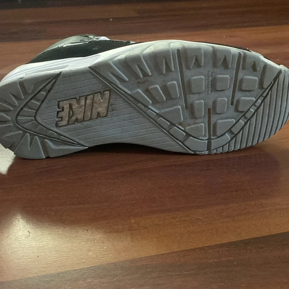 Nike Air Size 7Y black, gray and white.  Used but good condition.  Leather - Picture 5 of 6